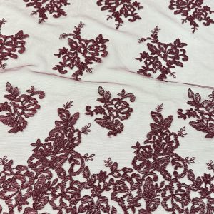 Tul bordado floral granate con orillos laterales